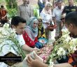 Moreno, Nelly dan Bunda Heri melakukan tabur bunga bersama dalam peringatan Hari Pahlawan di TMP Suropati kota Malang