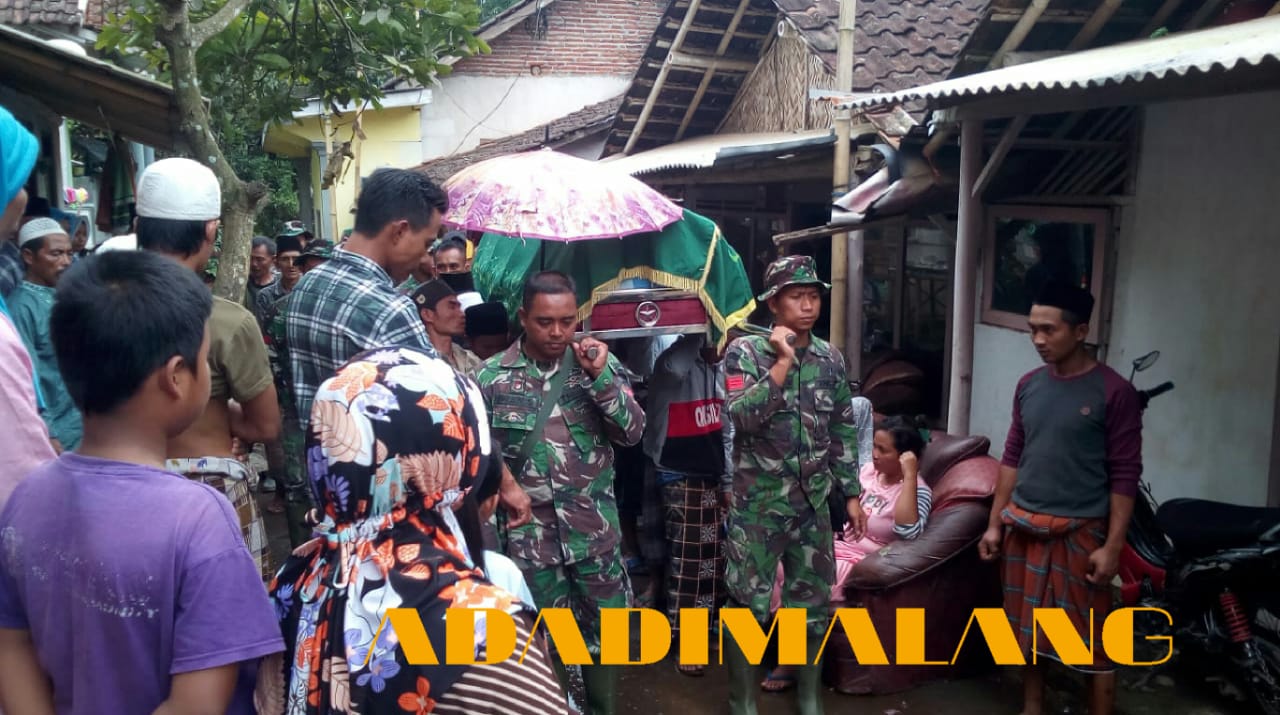 Prajurit TNI Ikut Mengusung Jenasah Warga