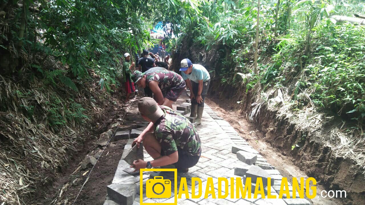 Satgas TMMD Ke 104 Kodim 0824 Bangun Jalan Makadam Dengan Pavingisasi