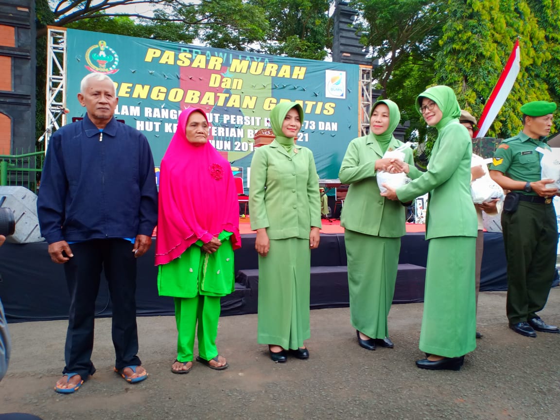 Ketua Persit Koorcab Rem 083 Buka Pasar Murah Dan Pengobatan Gratis