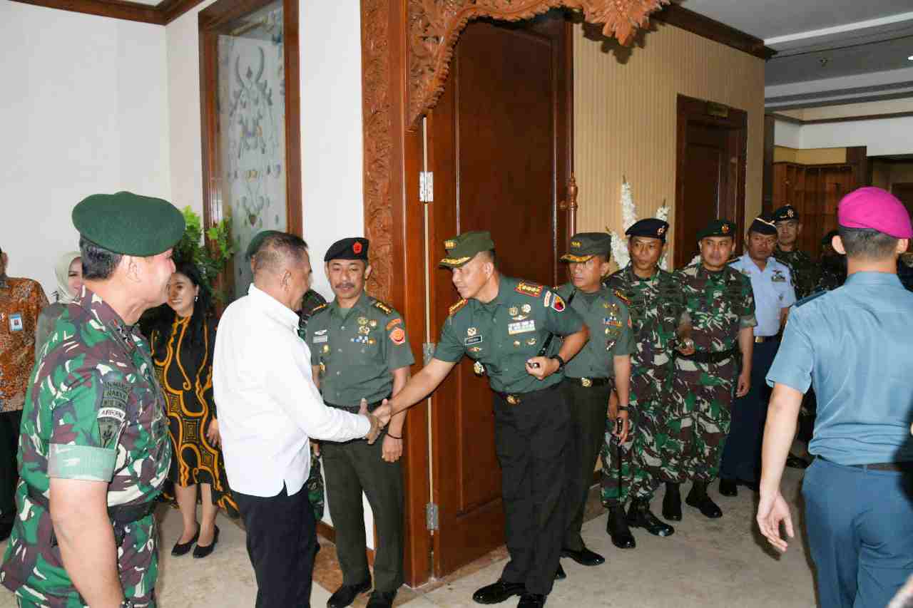 Danrem 083 Mendampingi Pangdam V Brawijaya Menyambut Menteri Pertahanan RI
