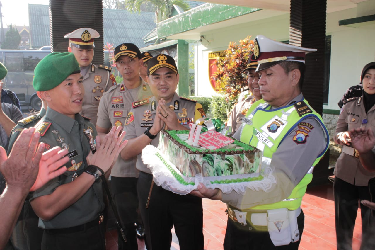 Kapolres Malang Kota Beri Surprise Dandim 0833