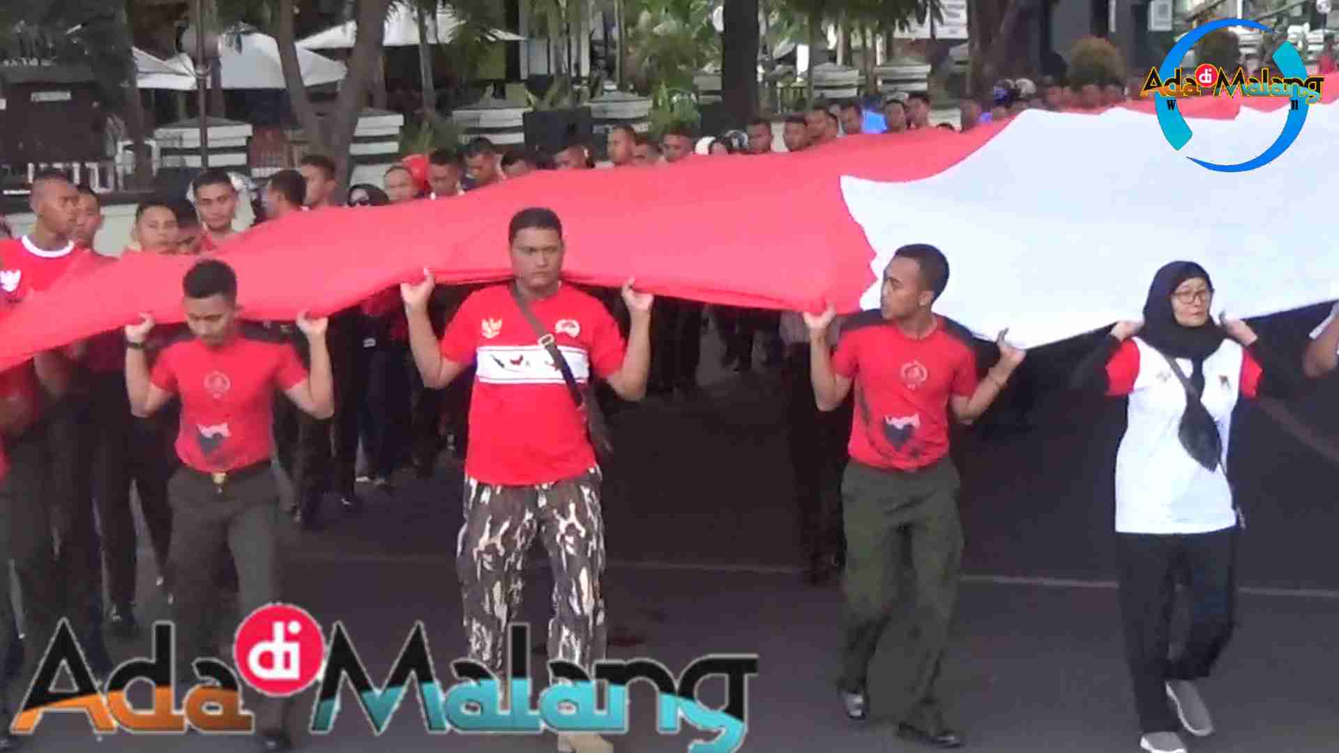 Bendera Raksasa Dikirab dan Dikibarkan Dalam Silahturahmi Kebangsaan Di Kota Malang