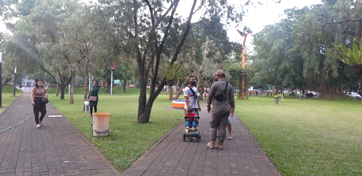 Satpol PP Kota Malang Tertibkan Pengunjung Alun-Alun Malang