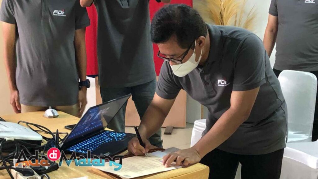 Ketua FDI Cabang Malang yang baru dikukuhkan Sugeeeeeeeeeeeeeeeeeeeeeeeeeeeeeeeeeeeeeeng Riyadi menandatangani berkas acara pengukuhan (Foto : Istimewa)