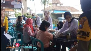 Tenaga Kesehatan dari Stikes Widyagama Husada Kota Malang melakukan pemeriksaan kesehatan sebelum masyarakat desa Ngenep Karangploso mendapatkan suntikan vaksin (Foto : Agus Y)