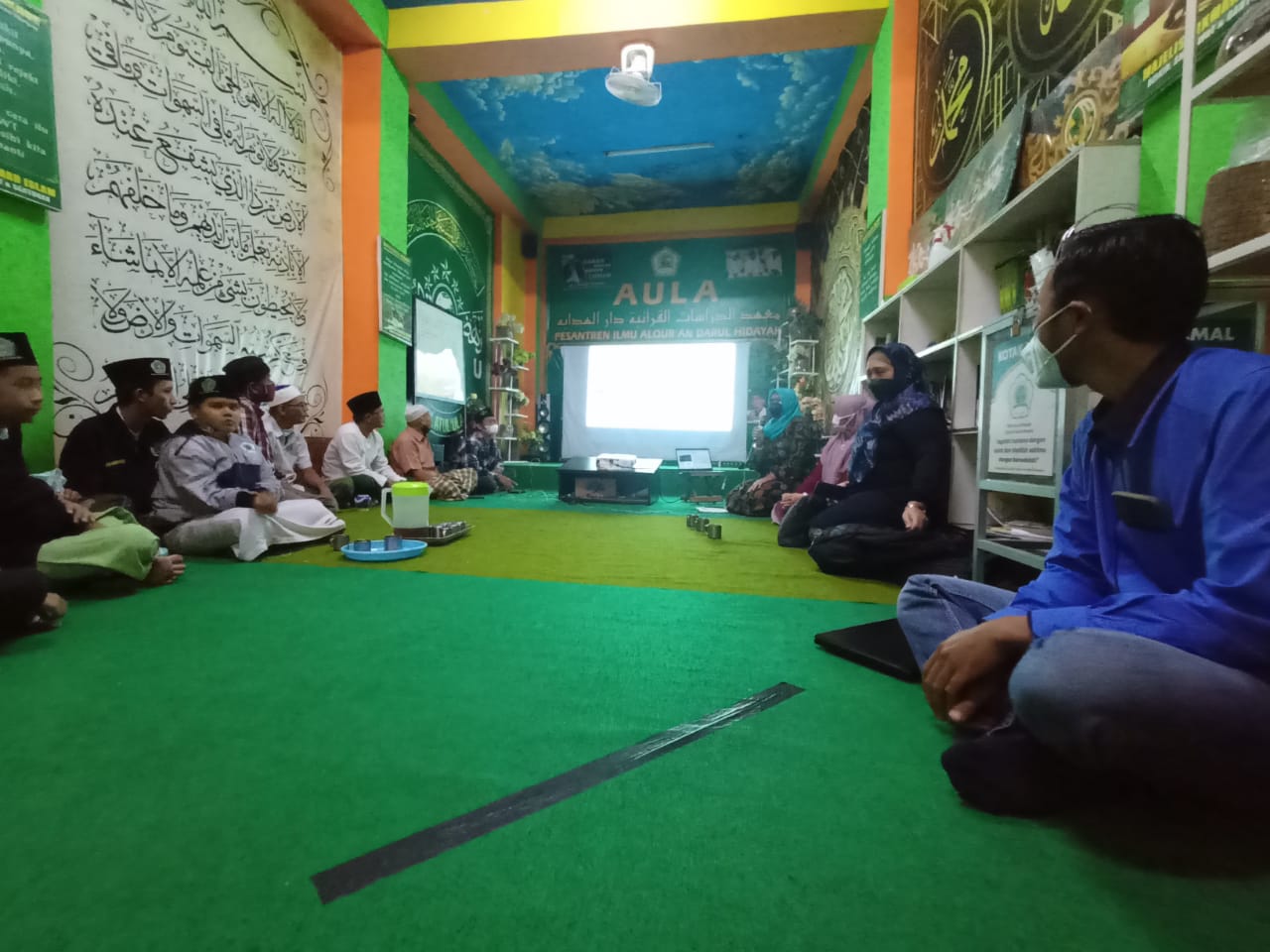 Pengasuh dan Santri Pondok Pesantren Darul hidayah Kota Malang mengikuti sesi pelatihan tentang pengenalan dunia pertanian dalam program Doktor Mengabdi UB