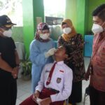 Pelaksanaan tes usap (swap) pada siswa SD di kota Malang