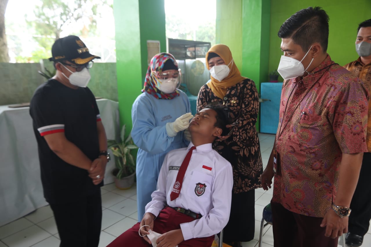 Pelaksanaan tes usap (swap) pada siswa SD di kota Malang