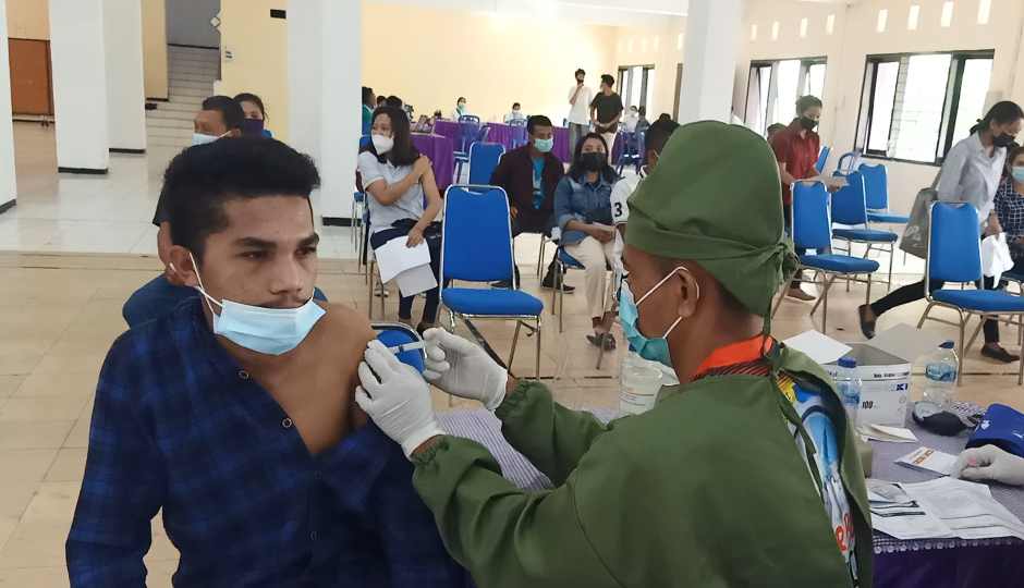 Mahasiswa Unitri Malang mendapatkan suntikan vaksin di kampusnya pagi tadi (Foto : Agus Yuwono I AdaDiMalang)