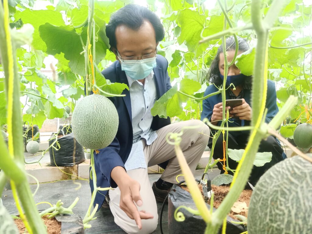 Eka Maulana ST., M.Eng menunjukkan sensor dan alat tetes air dan nutrisi yang berbasis IOT