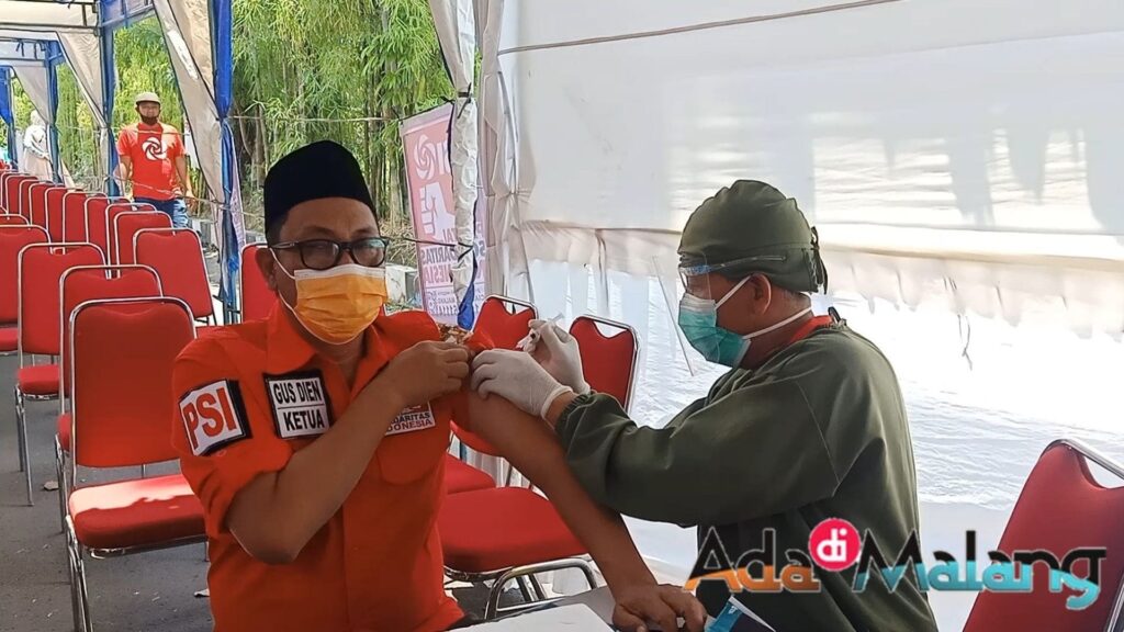 Ketua DPW PSI Jawa Timur Gus Dien mengikuti vaksinasi dosis kedua di Kota Malang siang tadi (10/10/2021)