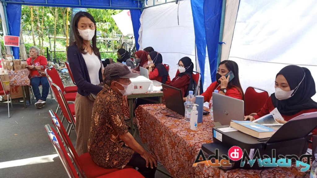Sukarno, warga Jalan Tapak Siring mengikuti vaksinasi dengan diantar salahsatu putrinya.