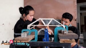 Mahasiswa ITN Malang saat membuat maket jembatan