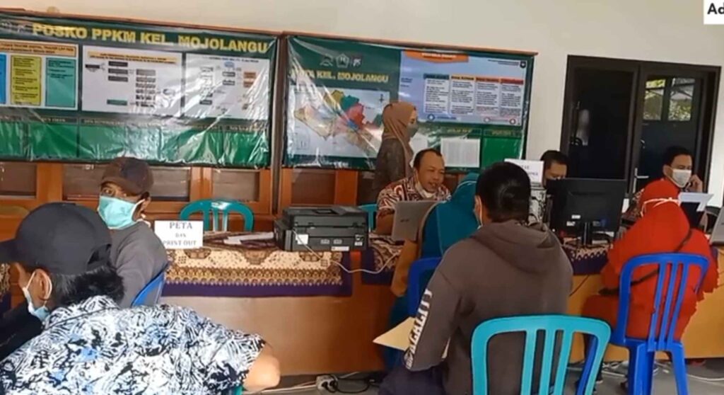 Warga masyarakat kelurahan Mojolangu dan sekitarnya tengah mengurus administrasi pajak daerahnya di kantor kelurahan Mojolangu Kota Malang