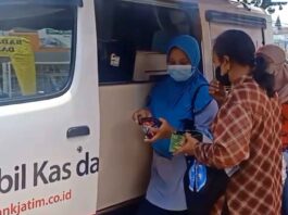 Masyarakat antre membayar kewajiban pajak daerah mereka di Mobil Kas Keliling Bapenda Kota Malang