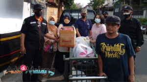 Bantuan dari Kesbangpol Kota Malang diterima salahsatu Ketua RW di Jodipan dan beberapa warga jodipan yang terdampak banjir