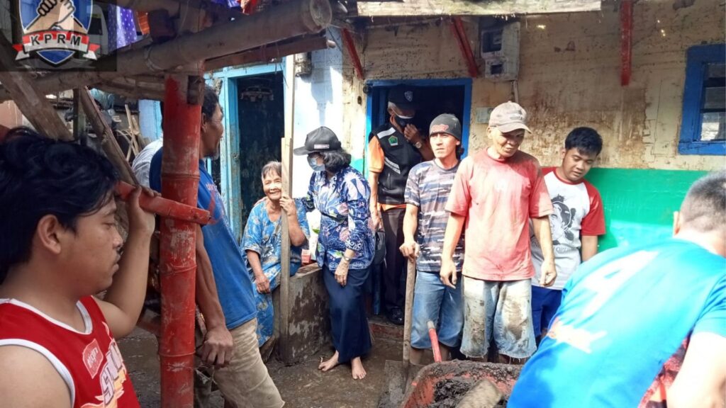 Bersama anggotanya, Kepala Bakesbangpol Kota Malang, Dra Rinawati MM juga terjun ke lokasi terdampak banjir untuk membantu warga