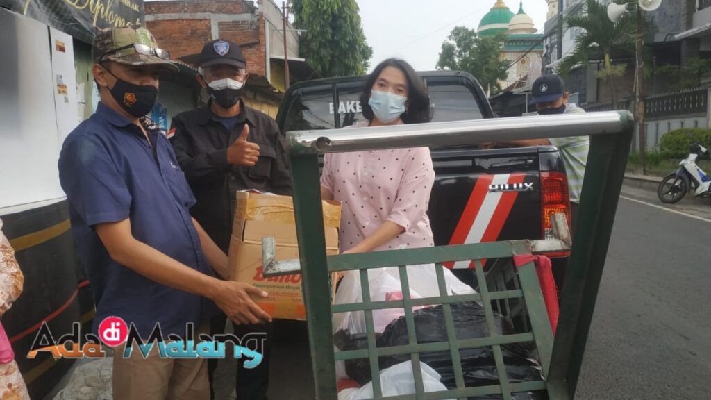 Kepala Bakesbangpol Kota Malang, Dra Rinawati MM memberikan bantuan sembako kepada warga terdampak banjir bandang