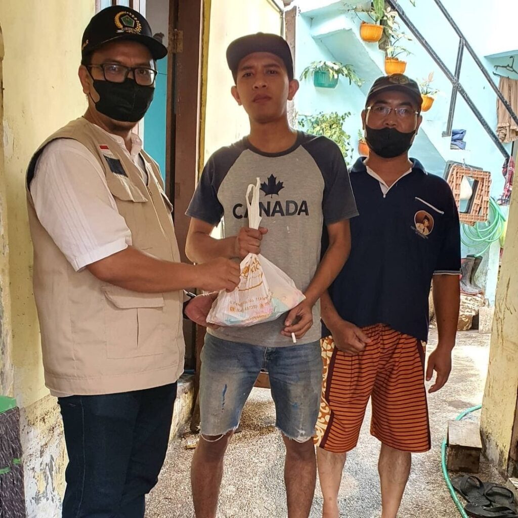 H Bayu Rekso Aji memberikan bantuan kepada warga yang terdampak banjir bandang