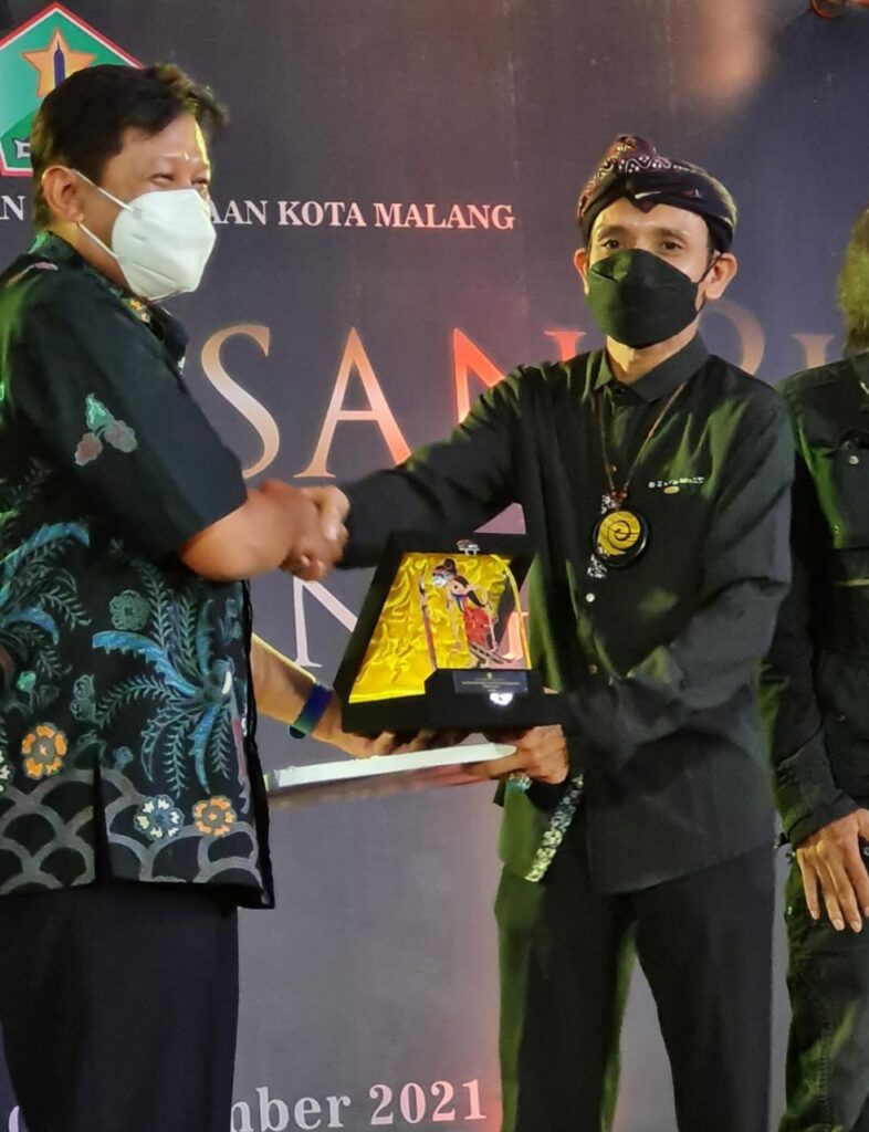 Penggagas Kampung BUdaya Polowijen (KBP) yakni Isa Wahyudi alias Ki Demang menerima penghargaan dalam ajang Anugerah Insan Budaya 2021