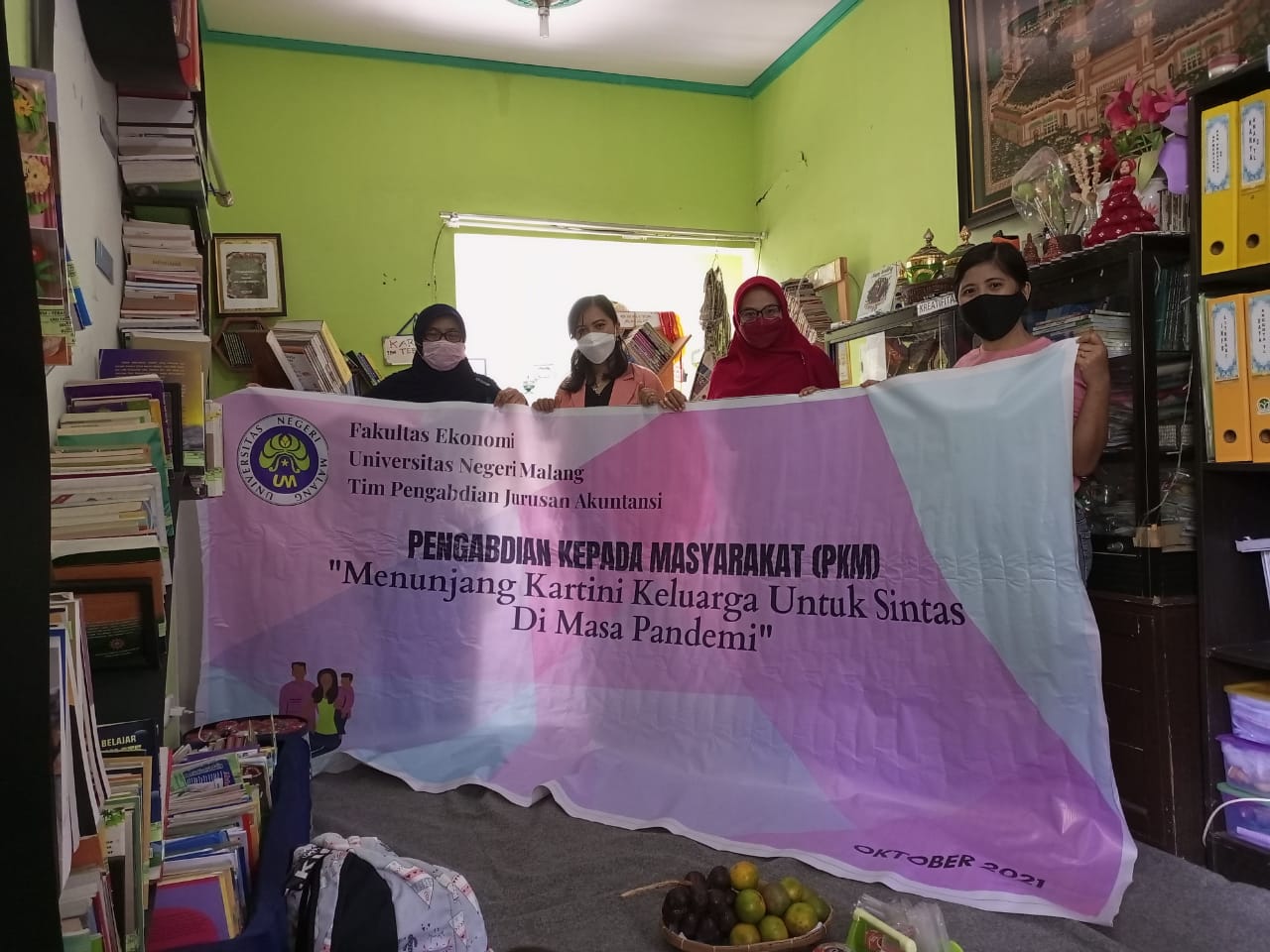 Pendampingan Ibu Rumah Tangga dalam hal pengelolaan keuangan oleh Dosen FEB UM (Foto : Istimewa)