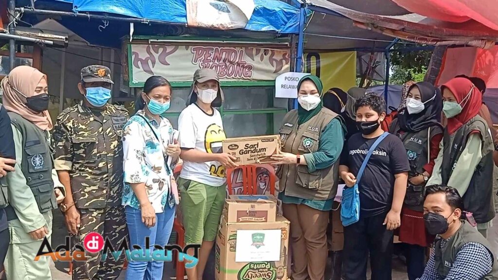 Ketua Satgas NU Peduli Kemanusiaan Malang Raya, dr Syifa Mustika menyerahkan bantuan kepada relawan di lokasi bencana Jatimulyo