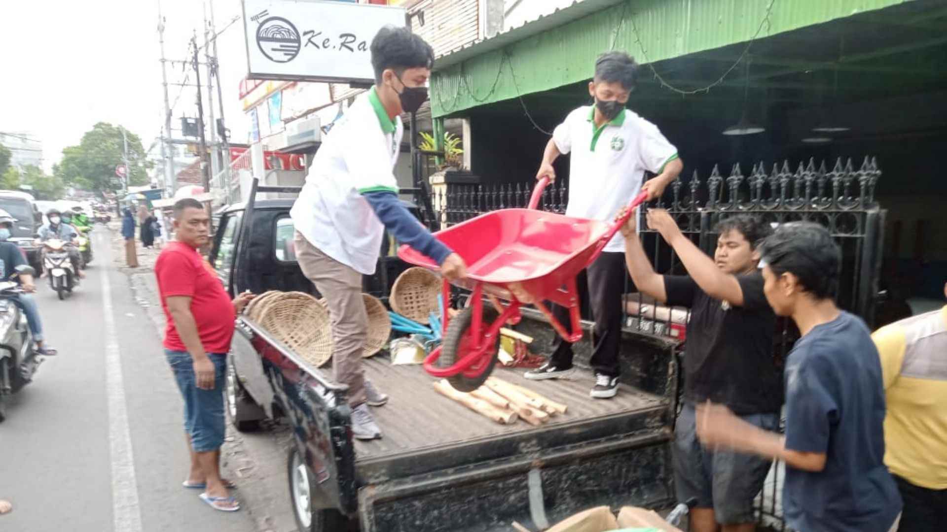 Pemberian bantuan alat-alat untuk proses pembersihan dari BAZIS UB ke lokasi terdampak bencana banjir bandang (Foto : Istimewa)