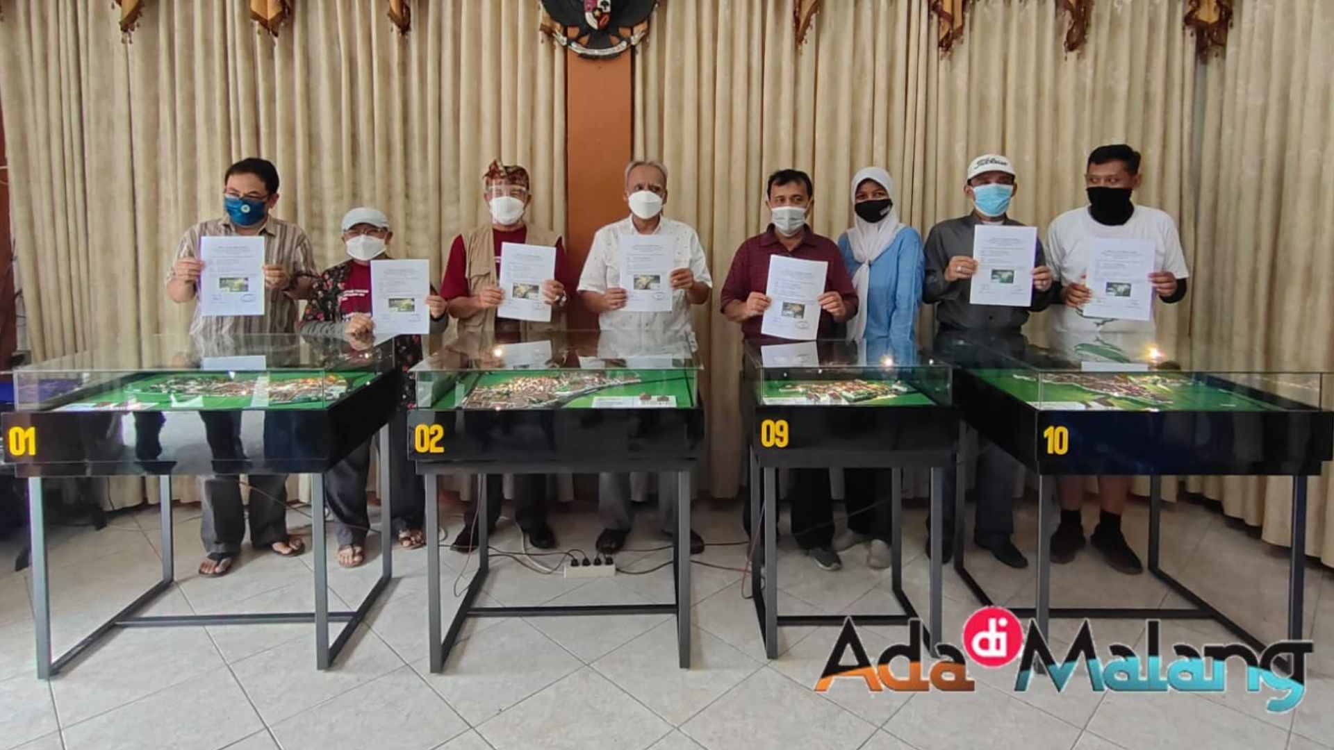 Penyerahan Maket empat wilayah RW Kajoetangan Heritage oleh Tim Penelitian ITN Malang