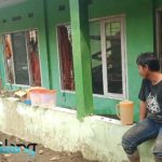 Warga melaksanakan kerjabakti untuk membersihkan lumpur yang masuk ke dalam rumah warga, termasuk ke dalam Balai RW 5 Penaggungan