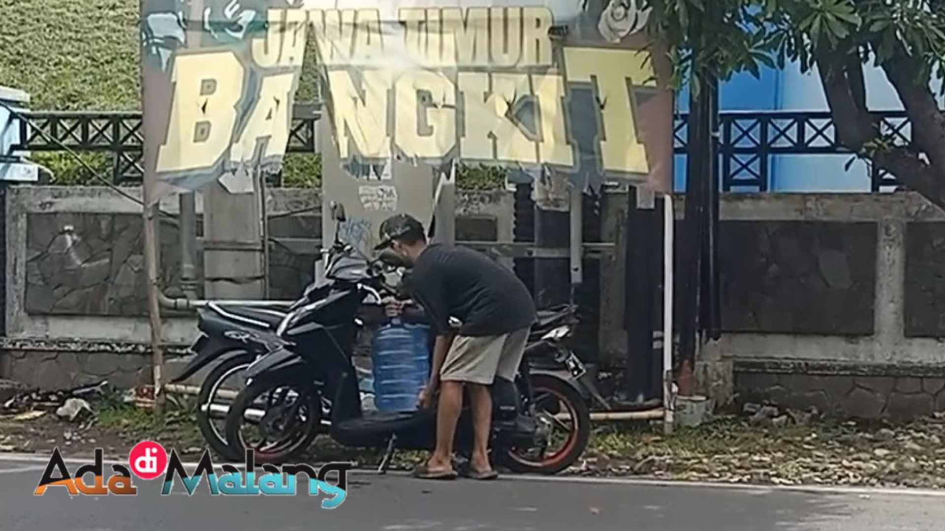 Salahsatu warega sekitar mengambil air di Tandon Betek dengan menggunakan galon air