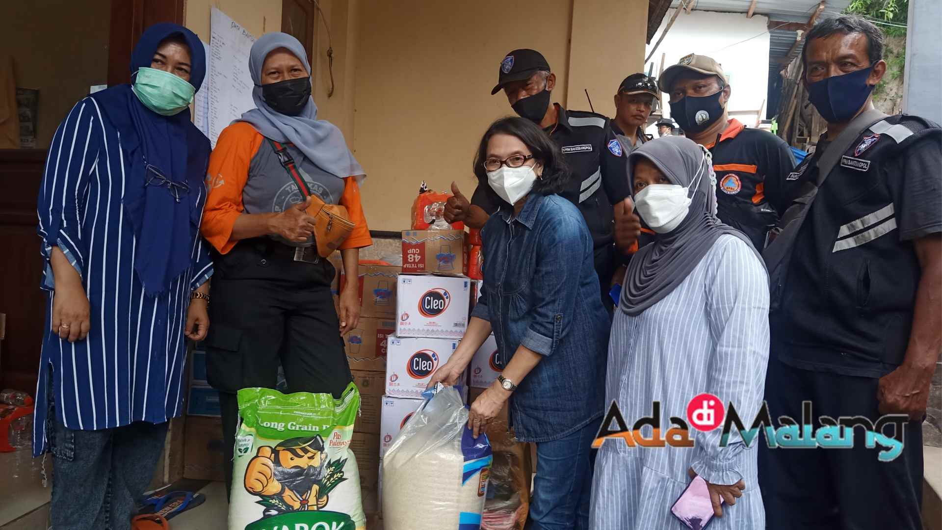 Kepala Bakesbangpol Kota Malang Dra Rinawati MM bersama jajarannya menyerahkan bantuan Sembako dan beras serta bantuan lainnya ke Posko Bencana di wilayah Penanggungan siang tadi (Minggu, 07/11/2021)