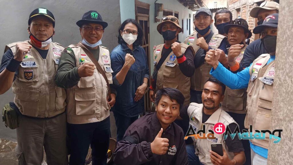 Satgas Covid-19 VBT sempat bertemu dan berswafoto bersama Kepala Bakesbangpol Kota Malang Dra Rinawati MM di wilayah Penanggungan yang terdampak banjir bandang