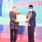 Wali Kota Malang Drs H. Sutiaji menerima penghargaan dari Gubernur jawa Timur Dra Khofifah Indar Parawansa sebagai peringkat pertama penggunaan Bejo Jatim
