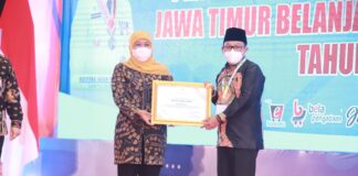 Wali Kota Malang Drs H. Sutiaji menerima penghargaan dari Gubernur jawa Timur Dra Khofifah Indar Parawansa sebagai peringkat pertama penggunaan Bejo Jatim
