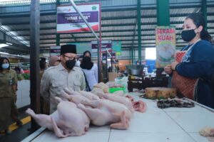 Wali kota dan TPID Kota Malang melakukan pemantauan harga dan stok bahan pokok di beberapa lokasi