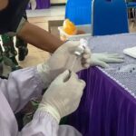 ilustrasi petugas tenaga kesehatan (nakes) sedang menyiapkan vaksin yang siap disuntikkan ke peserta vaksinasi