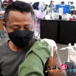 Salah satu masyarakat saat mengikuti vaksinasi di kampus Institut ASIA Malang