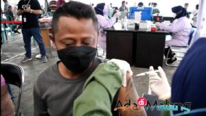 Salah satu masyarakat saat mengikuti vaksinasi di kampus Institut ASIA Malang