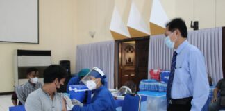 Rektor ITN Malang, Prof Dr Eng Ir Abraham Lomi menyaksikan langsung pelaksanaan Vaksinasi di aula Kampus I ITN Malang