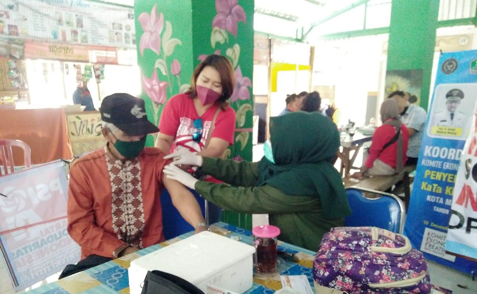 Dekatkan Diri Ke Masyarakat, Vaksinasi Digelar Di Pasar Bareng Kota Malang