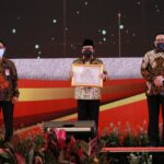 Wali Kota Malang, Drs H. Sutiaji menerima penghargaan Anugerah Meritokrasi bagi Pemerintah Kota Malang