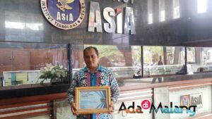 Wakil Rektor I Institut ASIA Malang, Dr Fathorrahman, SE., MM., membawa penghargaan AKU (Foto : Agus Yuwono ~ AdaDiMalang.com)