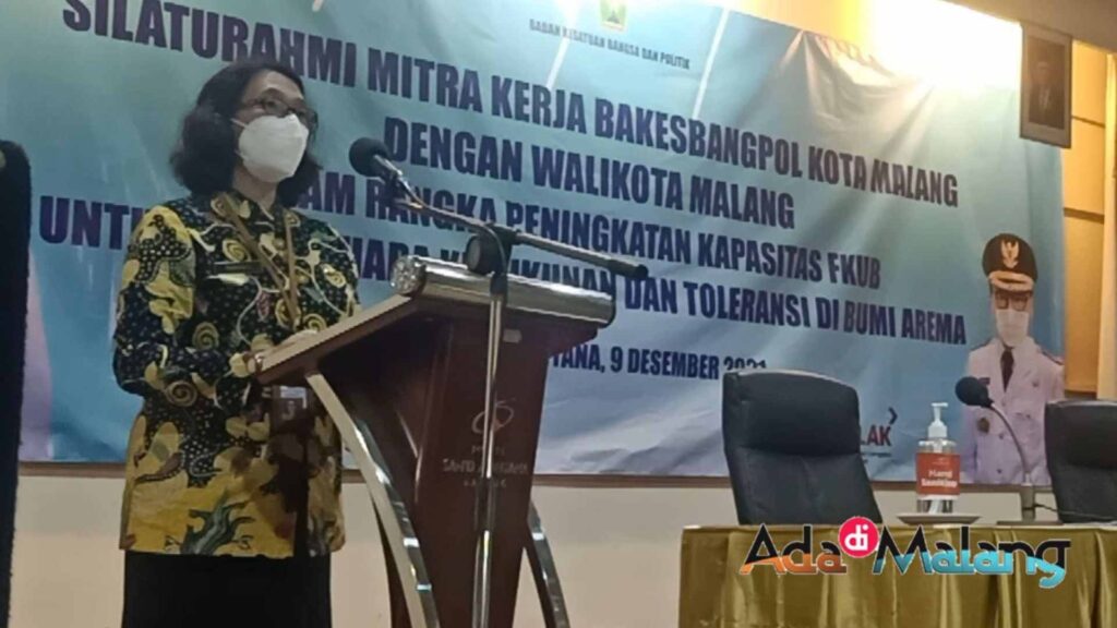 Kepala Bakesbangpol Kota Malang, Dra Rinawati MM., menyampaikan laporan kegiatan silahturahmi Mitra Kerja Bakesbangpol (Foto : Agus Y ~ AdaDiMalang.com)