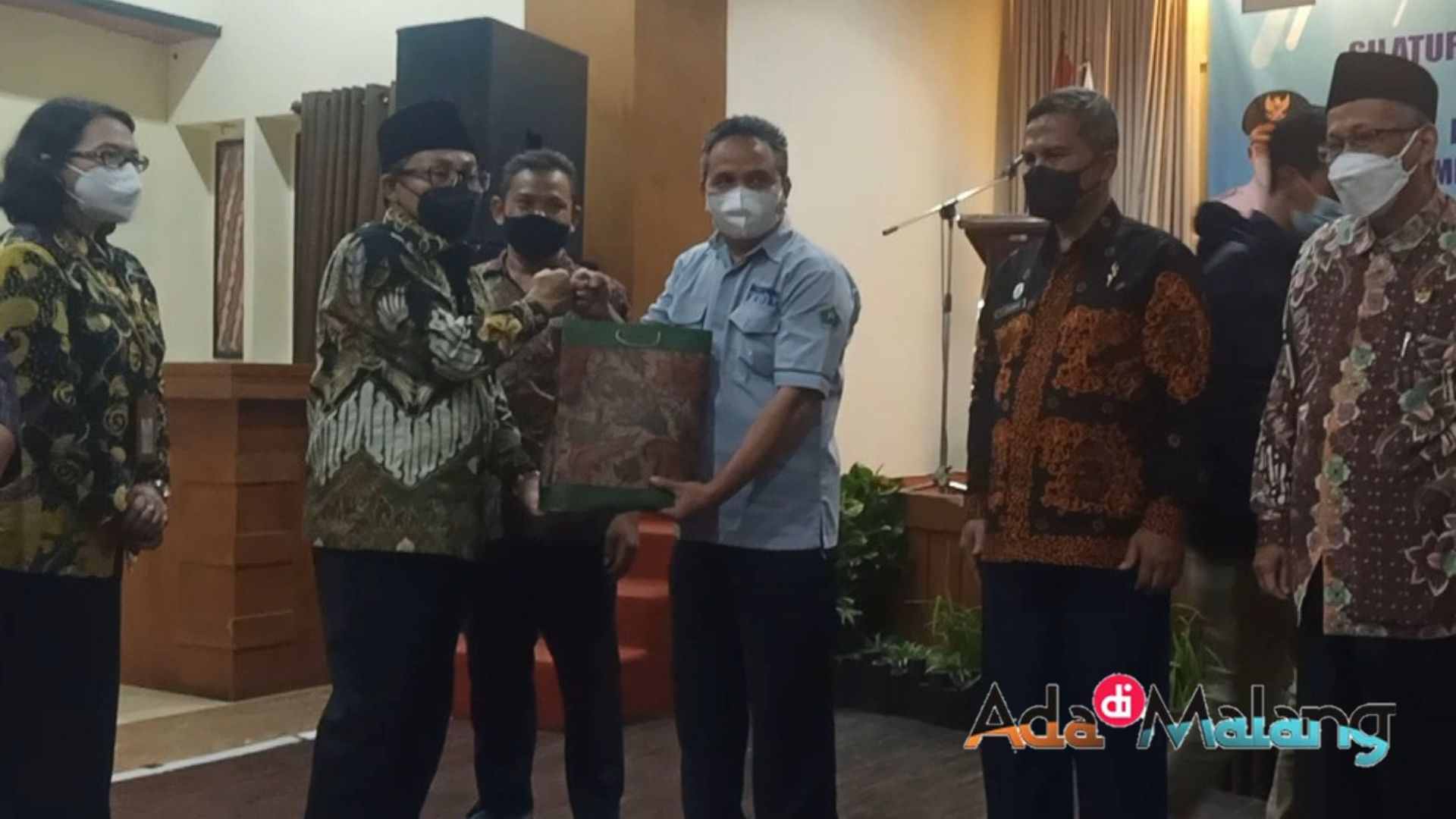 Mitra Kerja Bakesbangpol Kota Malang mendapatkan bingkisan kesehatan yang diserahkan oleh Wali kota Malang, Drs H. Sutiaji (Foto : Agus Y ~ AdaDiMalang.com)