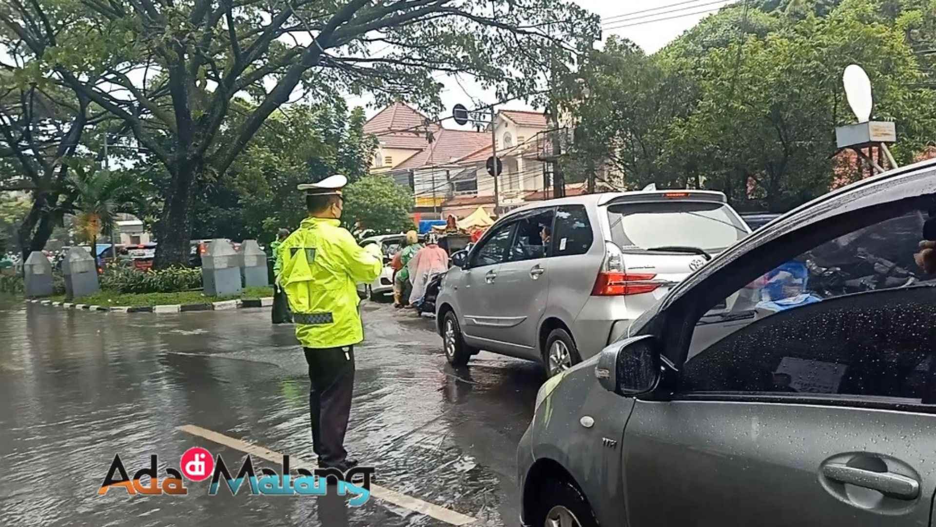 Good Job, Polantas Sigap Alihkan Arus Saat Air Meluber Ke Jalan Sukarno Hatta