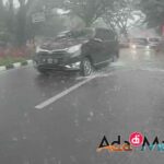 AKP Yoppi Anggi Krisna terlihat akan mendorong mobil yang mogok di jalan Sukarno Hatta Kota Malang