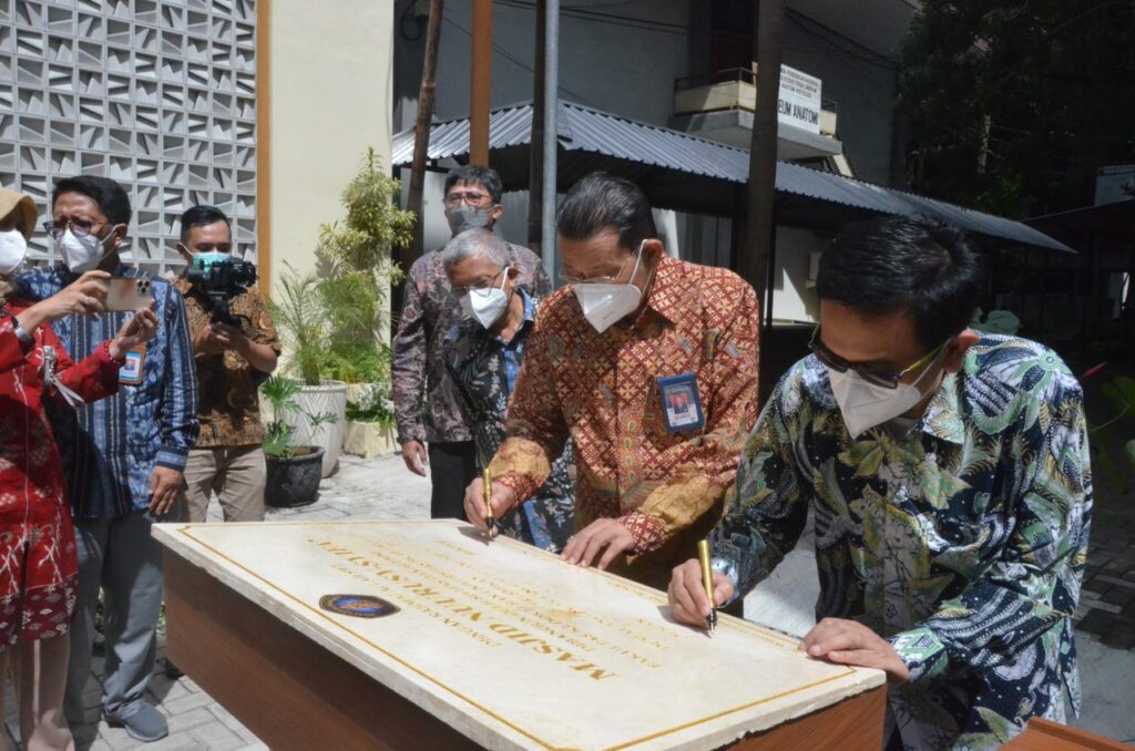 Rektor UB dan Dekan FK UB meresmikan Monumen, Masjid dan Laboratorium