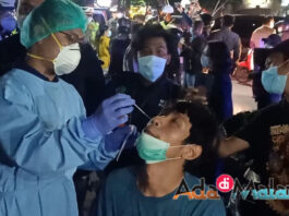 Pelanggar Protokol Kesehatan di kota Malang menjalani tes swap antigen saat Operasi Gabungan Selasa malam kemarin (Foto : Agus Yuwono ~ AdaDiMalang.com)