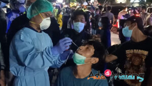 Pelanggar Protokol Kesehatan di kota Malang menjalani tes swap antigen saat Operasi Gabungan Selasa malam kemarin (Foto : Agus Yuwono ~ AdaDiMalang.com)